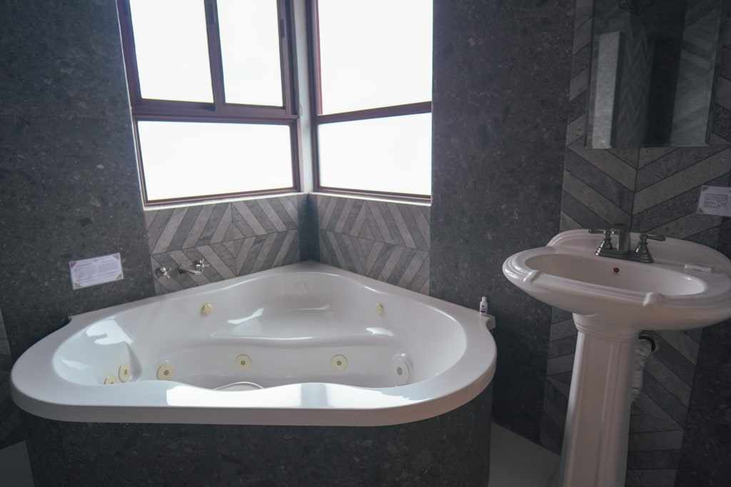 Corner jacuzzi in the Tilopa bathroom